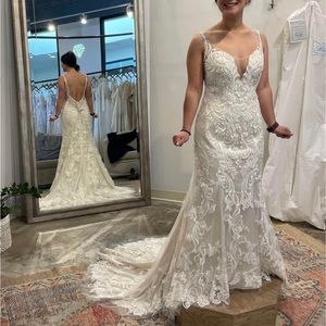 BL260 by Beloved by Casablanca Bridal Ivory Lace Fitted Unused New Wedding Dress